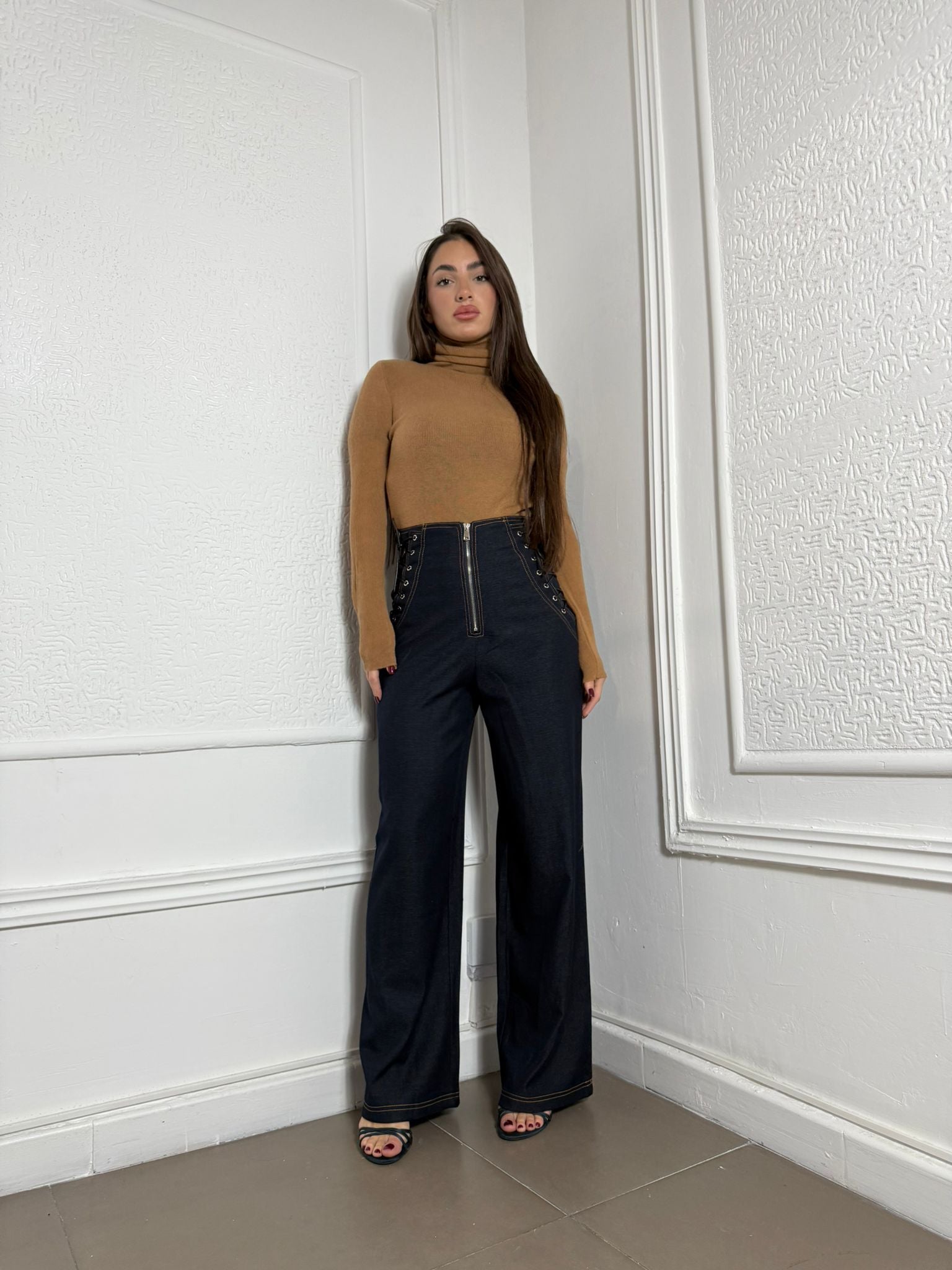 Pantalone effetto denim con stringhe