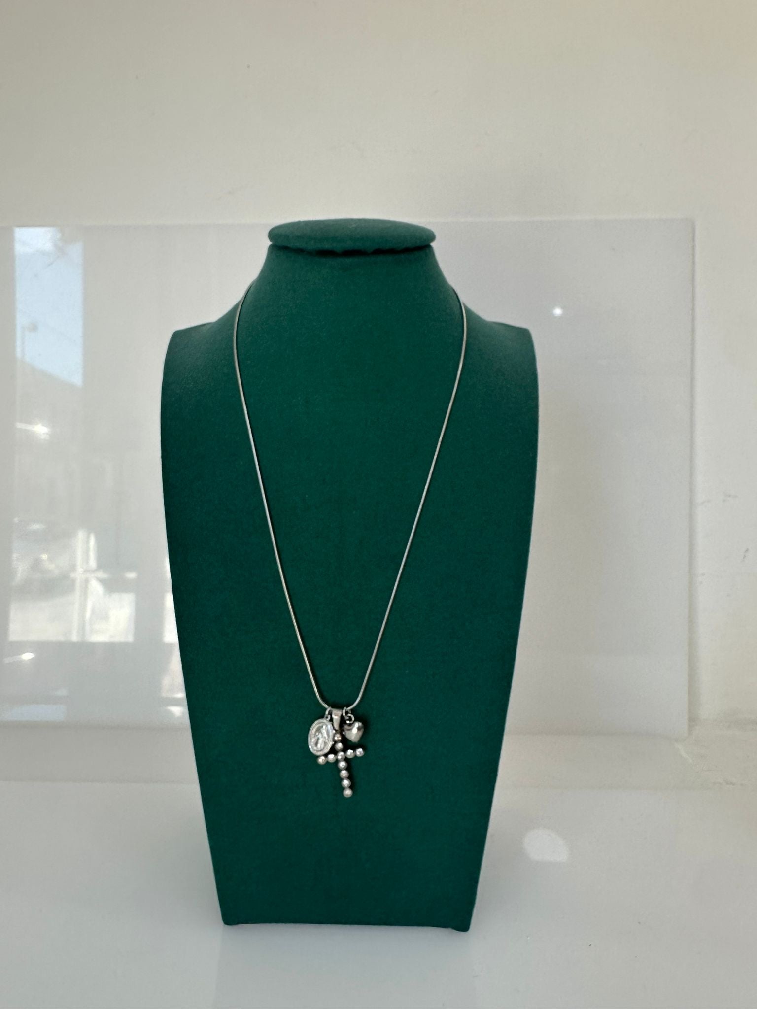 collana croce e rosa