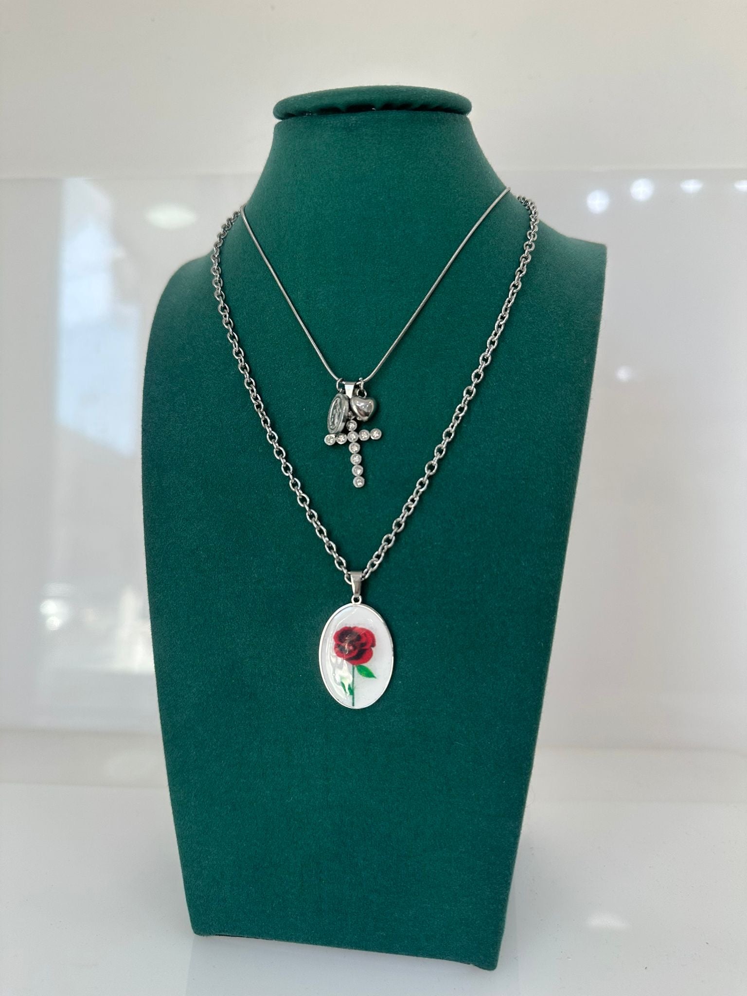 collana croce e rosa