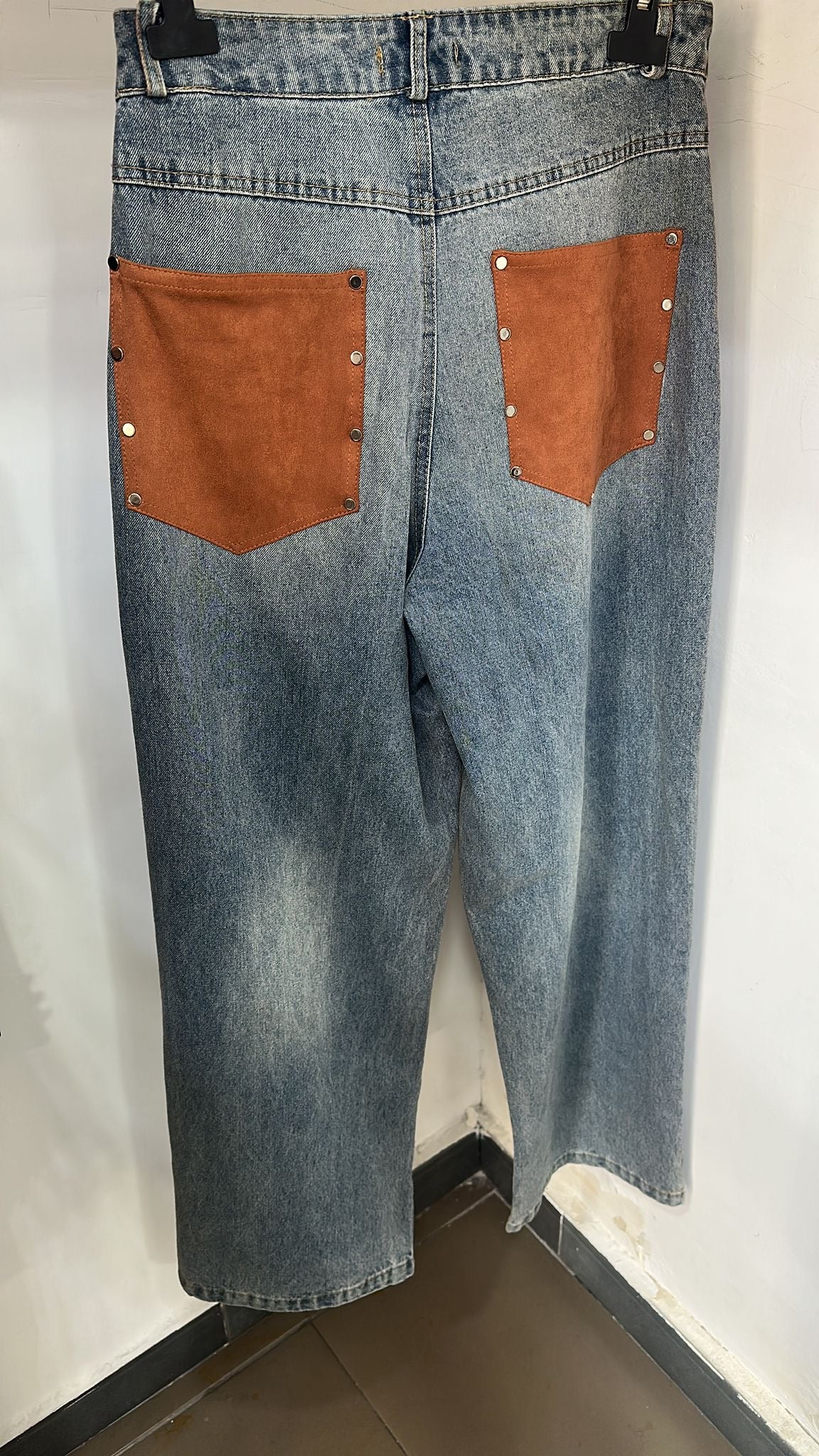 Jeans slavato con tasche