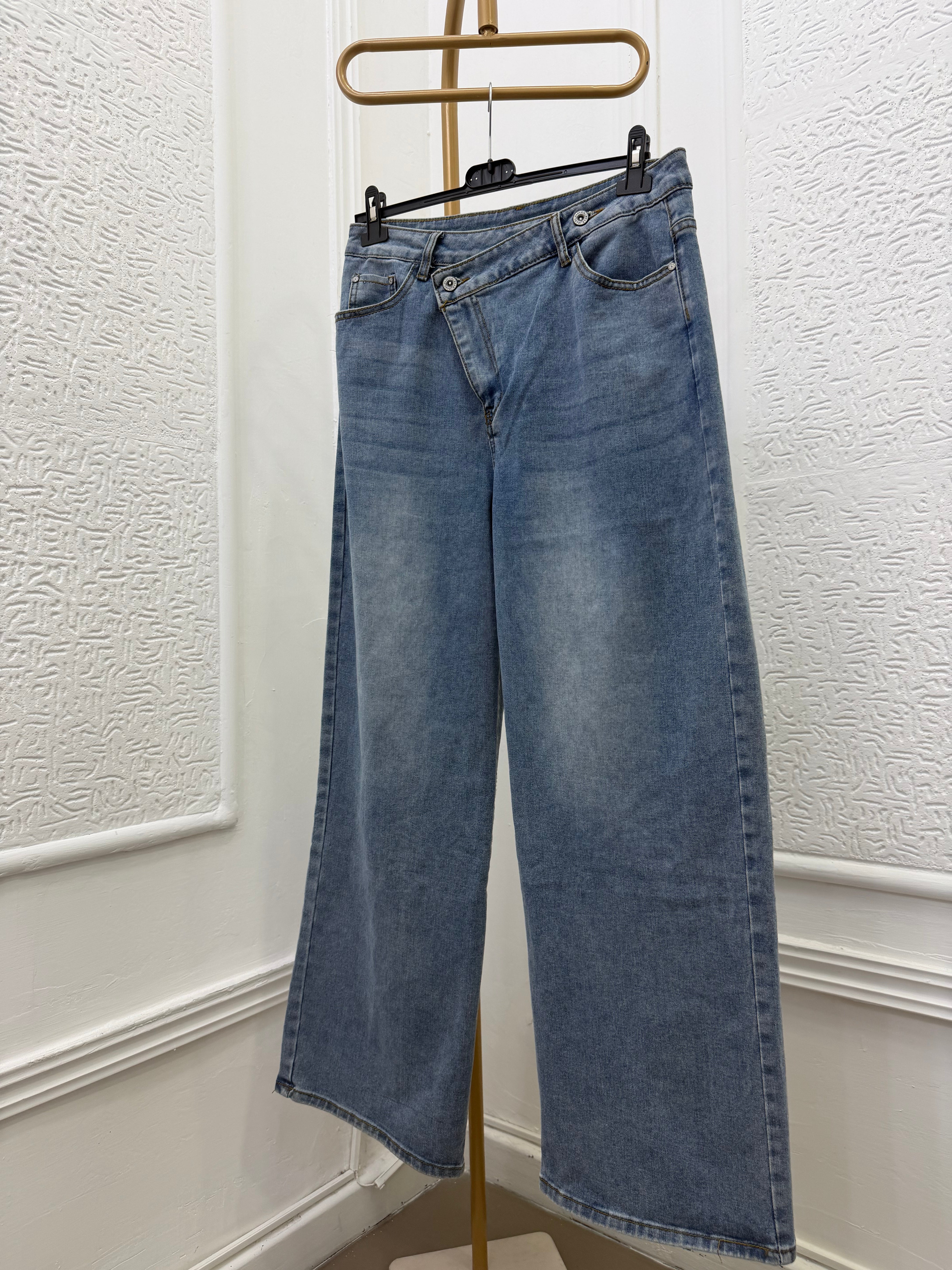 Jeans con zip laterale